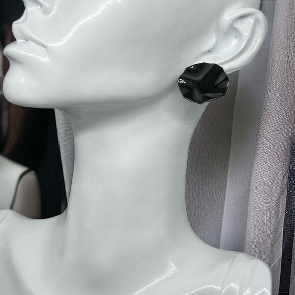 Vintage Black Circle Post Earrings - Picture 1 of 9